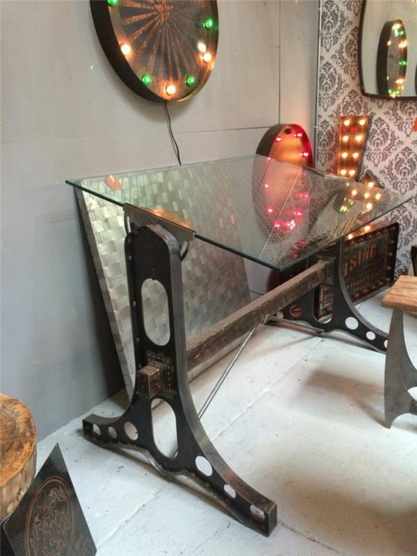 Szklane biurko w domu tworzy kreatywne oświetlenie