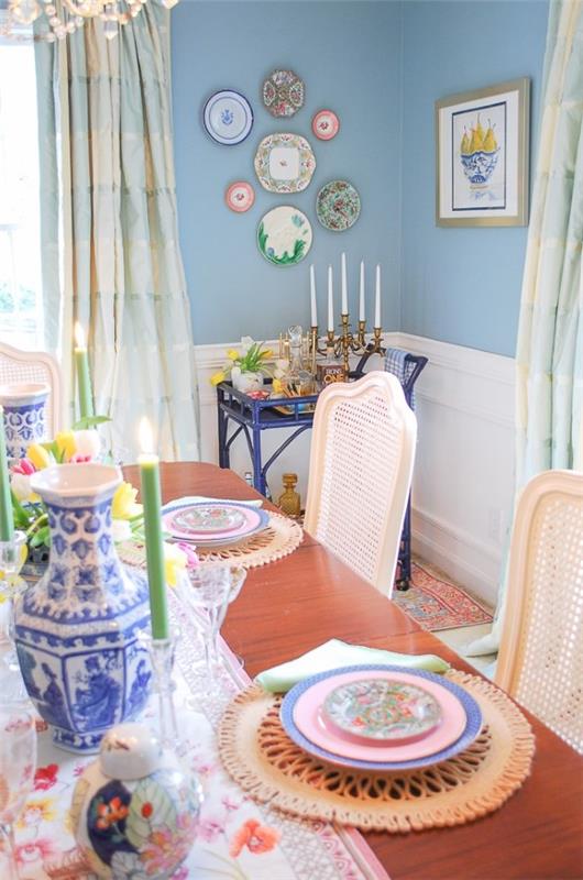 Styl Grandmillennial - Przyglądamy się szykownej kolorowej zastawie stołowej w jadalni