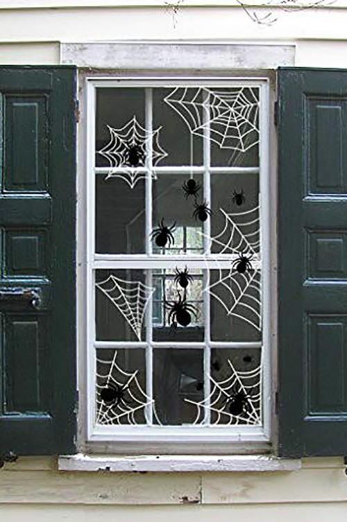 Halloweenowe dekoracje okienne pajęczyny pokazują styl i smak