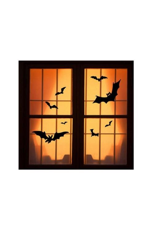 Halloween dekoracja okna czarne nietoperze na pomarańczowym tle dobrze oświetlone.