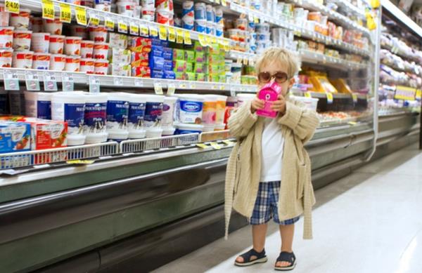 Halloweenowe projekty kostiumów dla dzieci w supermarketach idą na zakupy na świąteczne okazje