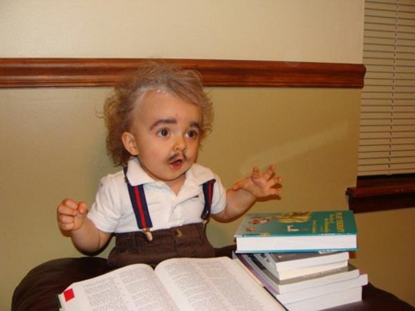 Les costumes d'Halloween pour enfants créent un einstein festif
