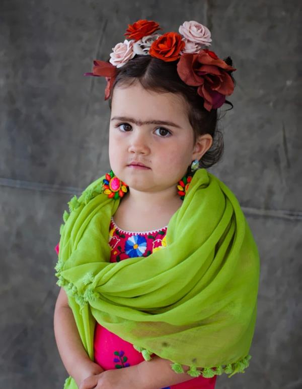 Les costumes d'Halloween pour enfants conçoivent une frida kahlo festive