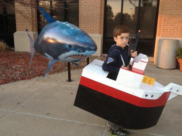 Le costume d'Halloween pour enfants conçoit un requin festif