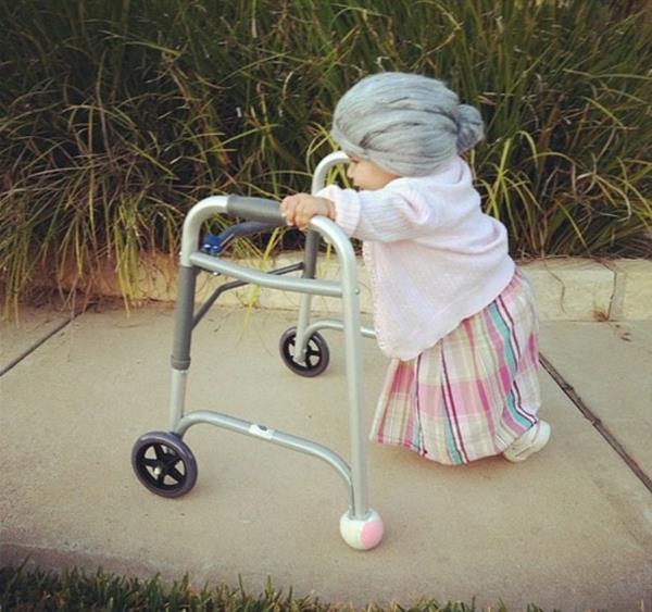 Costumes d'Halloween pour enfants conçoit une vieille dame festive