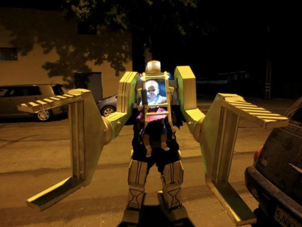 Le costume d'Halloween pour enfants de science-fiction conçoit des robots festifs