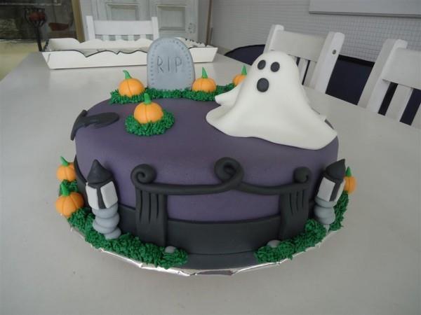 Ciasto na Halloween - fioletowa glazura z zabawnym duchem