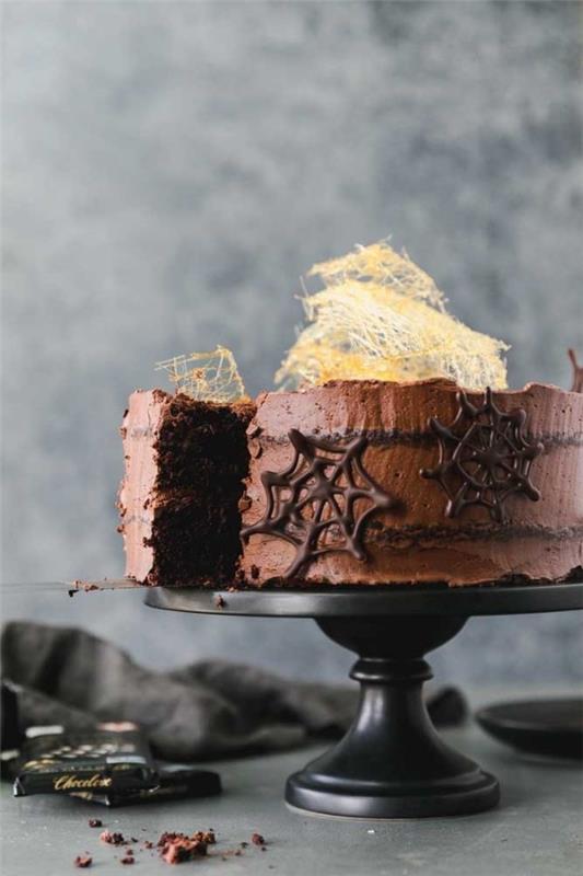 Ciasto na Halloween - ciasto czekoladowe na czarnej tacy