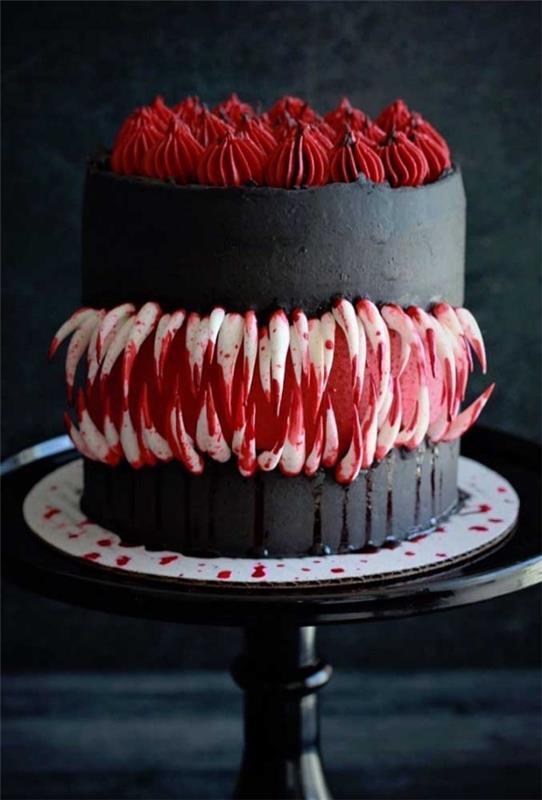 Ciasto na Halloween - czarne okrągłe ciasto z czerwoną dekoracją