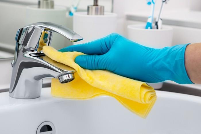 Porady domowe czyszczenie detergentów do kranów łazienkowych