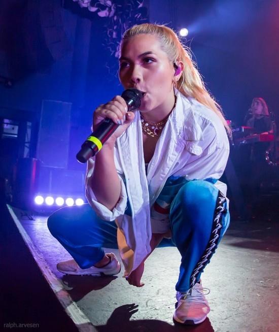 Hayley Kiyoko piosenkarka z trasy koncertowej po Niemczech 2018