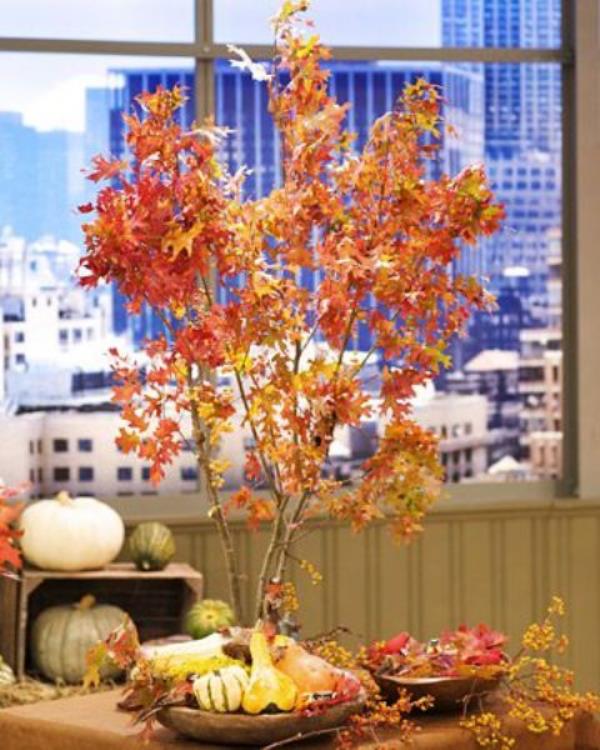 Idées de décoration d'automne avec des citrouilles aux feuilles et aux baies colorées