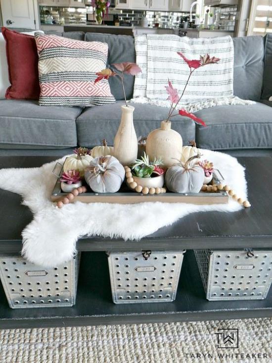 Décoration d'automne dans le salon décorer la table basse avec de petites citrouilles