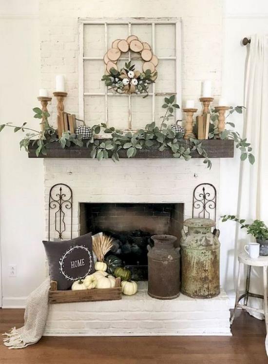 Des décorations d'automne dans la cheminée du salon et la cheminée décorent des pots de citrouilles vintage