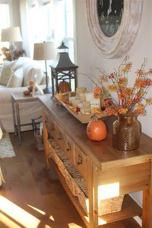 Les décorations d'automne dans la console du salon décorent les citrouilles lanterne bougies baies