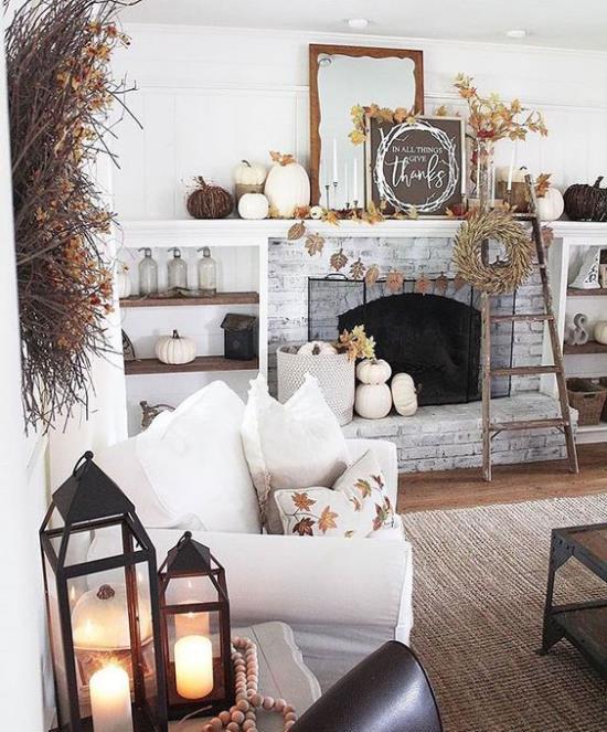 Décoration d'automne dans les lanternes du salon avec des bougies blanches au premier plan