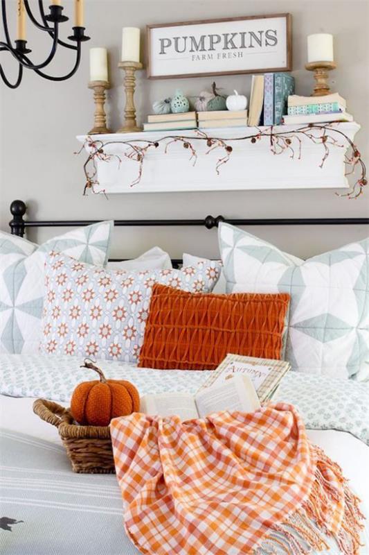 Décoration d'automne dans le salon Orange comme accent sur fond blanc très cosy ambiance cosy séduisante