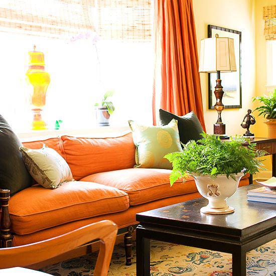 Herbstdeko dans le salon chaud beaucoup de lumière du jour canapé très confortable en orange vert jaune