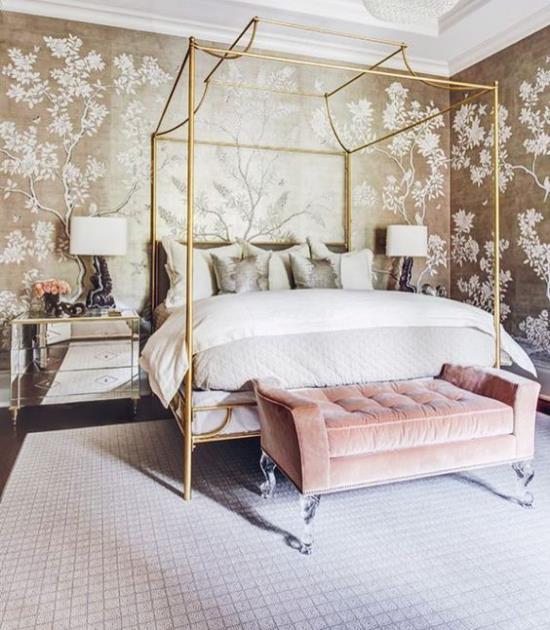 Konstrukcja łóżka z baldachimem wykonana z chromu romantyczna atmosfera stylowa wzorzysta tapeta ścienna ławka z różowym aksamitem