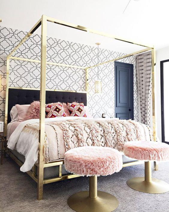 Metalowe łóżko z baldachimem duży materac różowa poduszka ze sztucznego futra poszewki na pufy