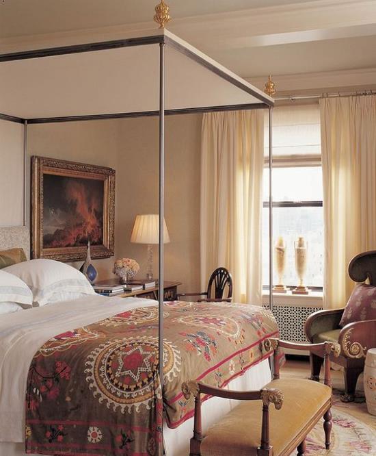 Metalowe łóżko z baldachimem piękne wzornictwo tradycyjnie urządzone w klasycznym stylu