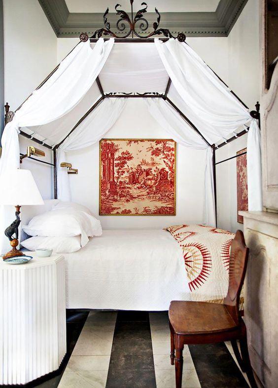 Łóżko z baldachimem specjalna konstrukcja łóżka grube zasłony chronią prywatność i wyglądają wygodnie i zachęcająco