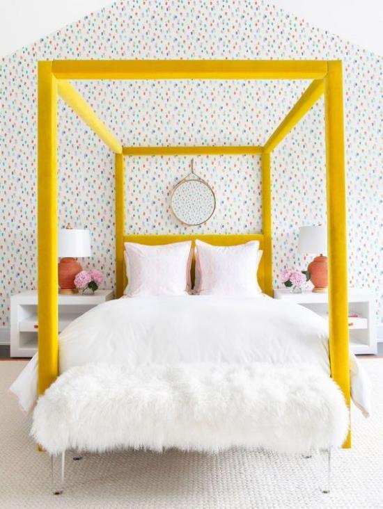 Łóżko z baldachimem w żółtej ramie wzorzysta tapeta między ekstrawagancją a romantyzmem