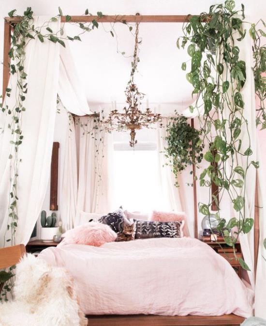 Łóżko z baldachimem pnące zielone rośliny na stelażu dodaje sypialni naturalnego akcentu