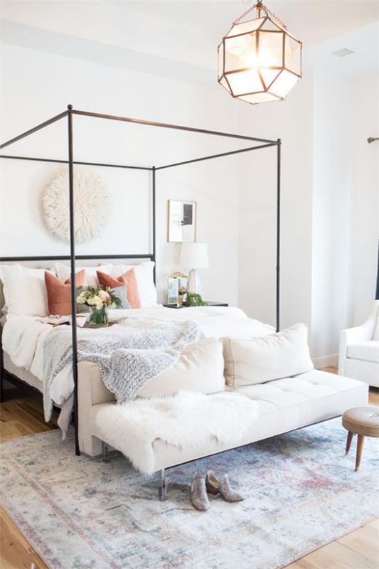 Łóżko z baldachimem romantyczna sypialnia proste łóżko projekt biała poduszka na ławkę pościelową