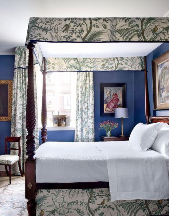Tradycyjna rama łóżka z baldachimem z litego drewna w ciemnobrązowych niebieskich ścianach