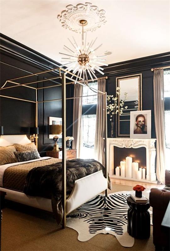 Łóżko z baldachimem zabawny design dużo dekoracji ściennych ciemny żyrandol z futra