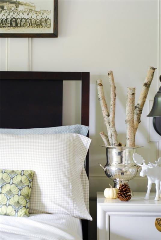 Adorables idées de décoration d'automne Branches de bouleau disposées dans le récipient sur la table de chevet dans la chambre