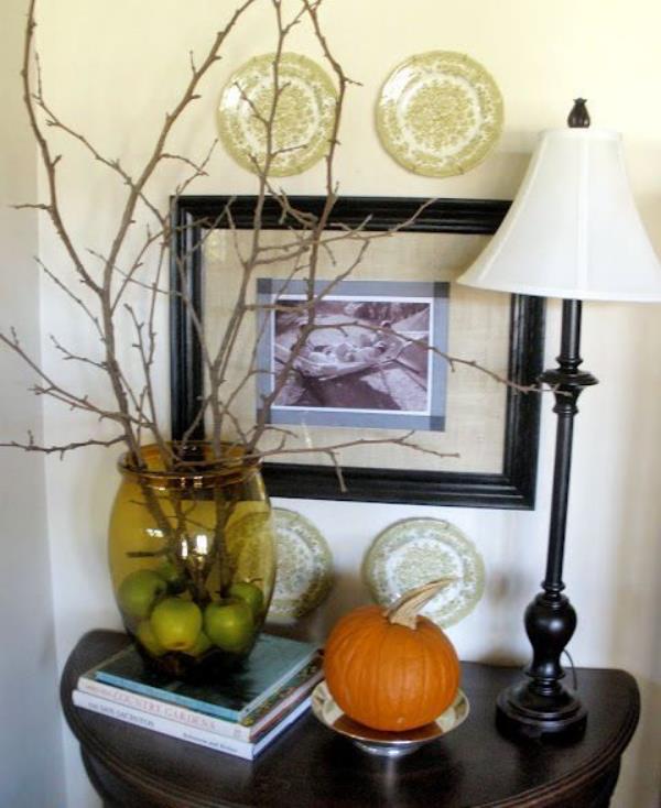 Adorables idées de décoration d'automne sur la console lampe de table décoration assiette vase avec branches pommes citrouille