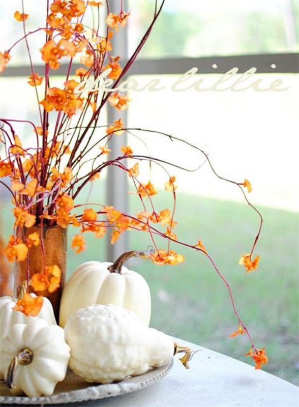 Adorables idées de décoration d'automne sur le rebord de la fenêtre sur un plateau vase de citrouilles blanches avec des feuilles d'automne