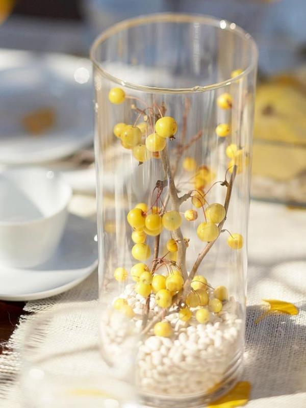 Adorables idées de décoration d'automne baies jaunes dans un récipient en verre