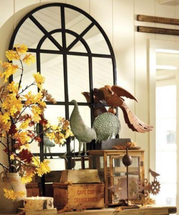 Adorables idées de décoration d'automne effrayant avec des feuilles colorées de corbeaux dans un vase devant un miroir