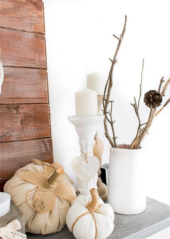 Adorables idées de décoration d'automne dans le style scandinave citrouilles blanches bougies blanches vase blanc branches nues pommes de pin