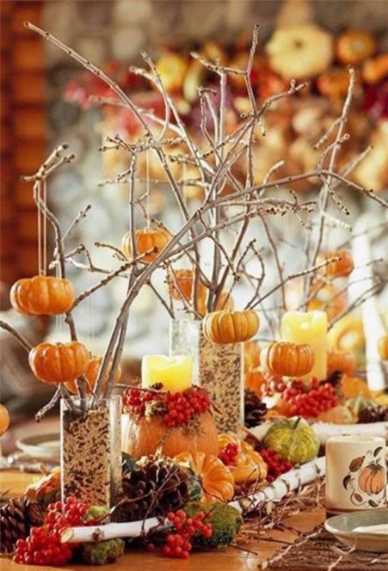 Adorables idées de décoration d'automne avec des feuilles colorées branches des baies sur la table à manger des pommes de pin très bel arrangement