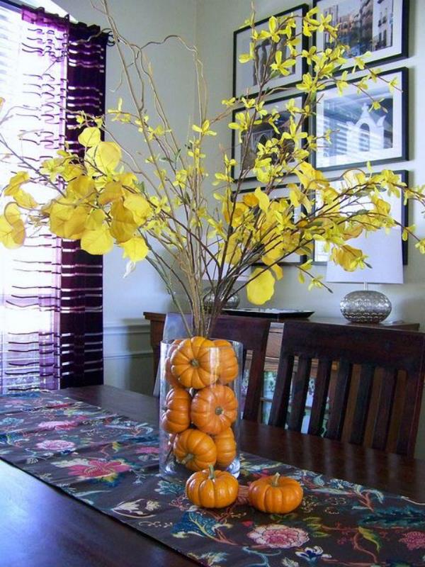 Adorables idées de décoration d'automne avec des feuilles colorées sur le vase de la table à manger