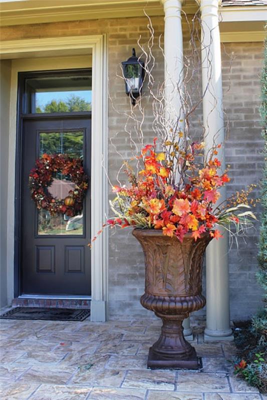 Adorables idées de décoration d'automne avec des feuilles colorées dans une couronne de contenants de fleurs rustiques