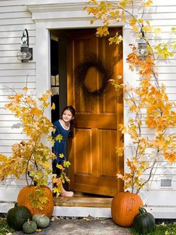 Adorables idées de décoration d'automne avec des citrouilles aux feuilles jaunes