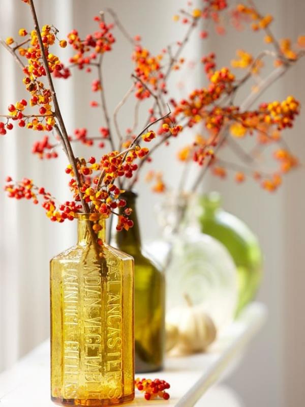 Adorables idées de décoration d'automne avec des baies jaunes et rouges dans le verre pour une douce sensation d'automne