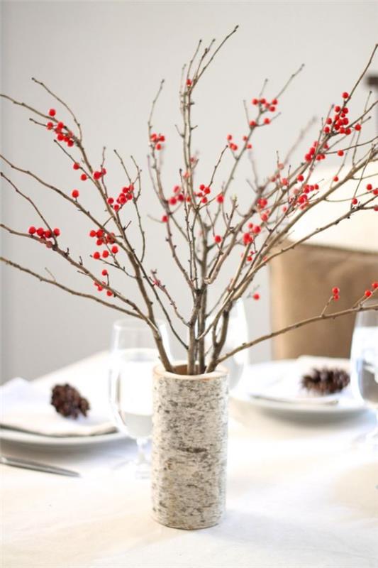 Adorables idées de décoration d'automne avec des bijoux accrocheurs de baies rouges sur la table à manger