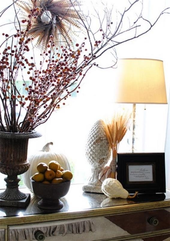 Adorables idées de décoration d'automne baies rouges dans un vase vintage à côté d'ampoules de lampe citrouille autres éléments de décoration