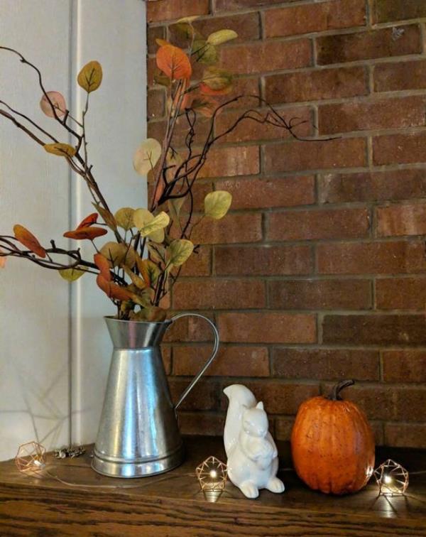 Adorables idées de décoration d'automne décorations d'automne rustiques devant le mur de briques