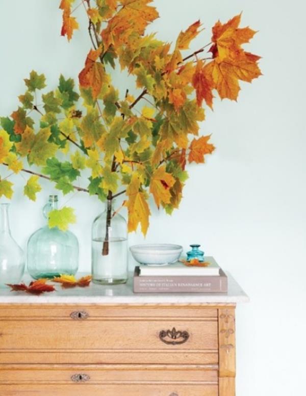 Adorables idées de décoration d'automne innombrables dans des bouteilles en verre vintage, des branches aux feuilles d'automne colorées