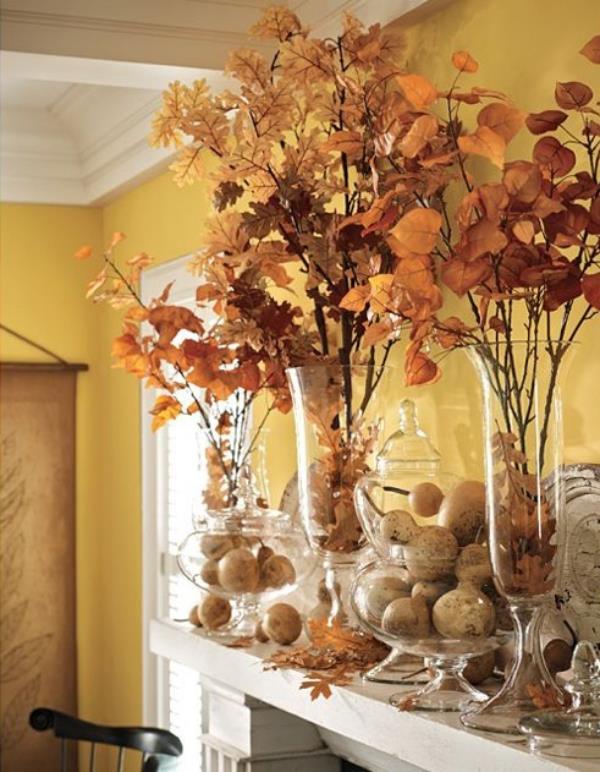 Adorables idées de décoration d'automne bijoux luxuriants sur la cheminée avec des feuilles colorées dans des vases