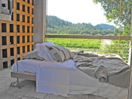 Wiszące łóżko na zewnątrz miejsca dla pełnego relaksu na zadaszonym tarasie