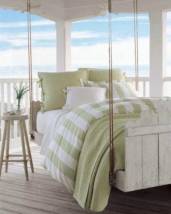 Wiszące łóżko na zewnątrz w stylu retro bardzo wygodne jasne kolory zapraszające