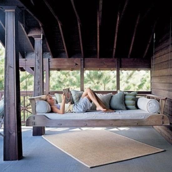 Wiszące łóżko na zewnątrz, aby wygodnie leżeć na świeżym powietrzu i czytać łatwiejszy dostęp do obszaru leżenia